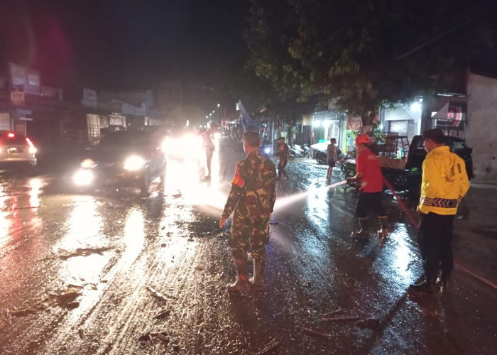 Sungai Cilopadang Meluap, Ruas Jalan Genteng Cimanggu Penuh Lumpur Akibat Banjir