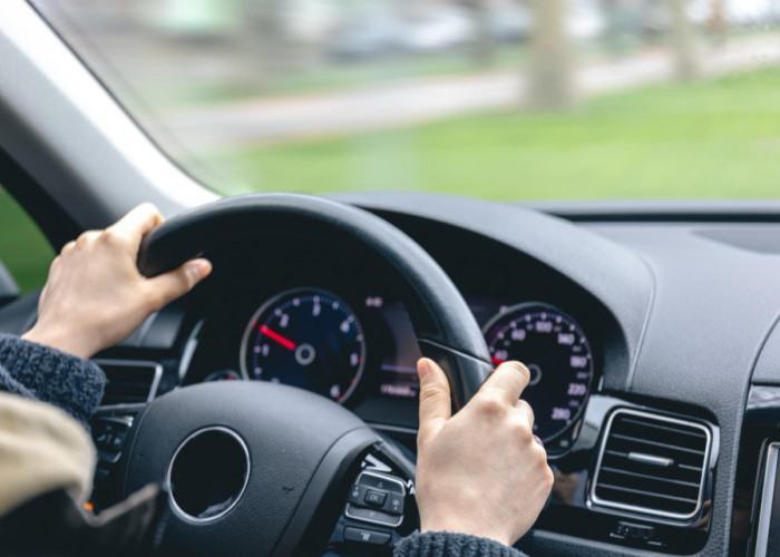 Tips Mengemudi Mobil Matic di Jalan Sempit Bagi Pemula: Wajib Lihat Spion Kanan, Ini Alasannya