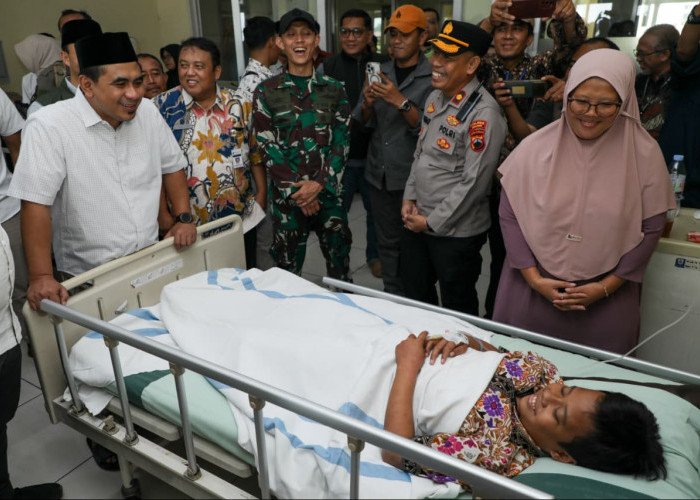 Upaya Taj Yasin Pulihkan Senyum Siswa Korban Sekolah Roboh di Sragen