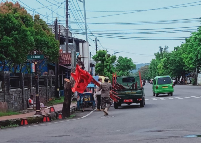Tegakkan Perda K3, Ratusan Bendera Parpol dan Banner Tak Berizin Ditertibkan