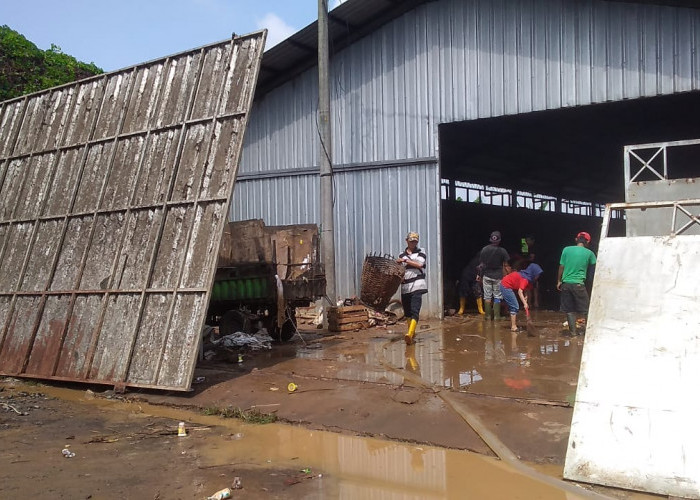 Fasilitas TPST Sumpiuh Rusak Terdampak Banjir