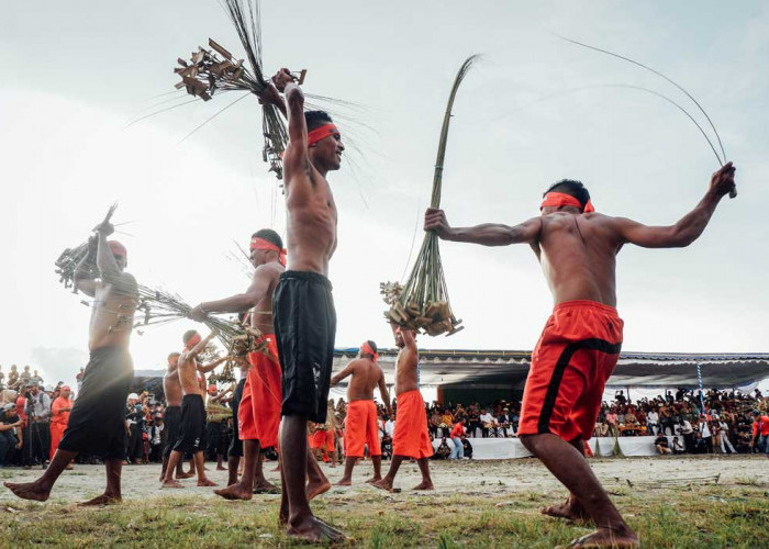 Pukul Menyapu, Tradisi Lebaran Ekstrem di Maluku yang Sarat Makna