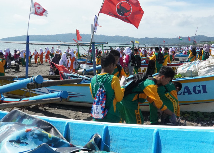 Ribuan Warga Muhammadiyah Lakukan Aksi Bersih Pantai Teluk Penyu Cilacap