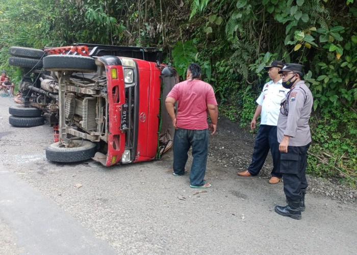 Sempat Tutup Akses Jalan, Kurang Dari 15 Menit Truk Terguling di Jatisaba Cilongok Berhasil Dievakuasi