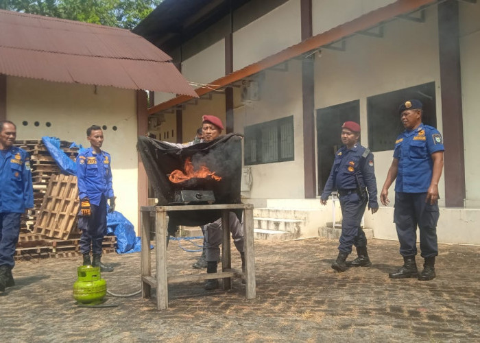 Ketika Staf KPU Purbalingga Latihan Menjinakkan Api Dengan Karung Basah