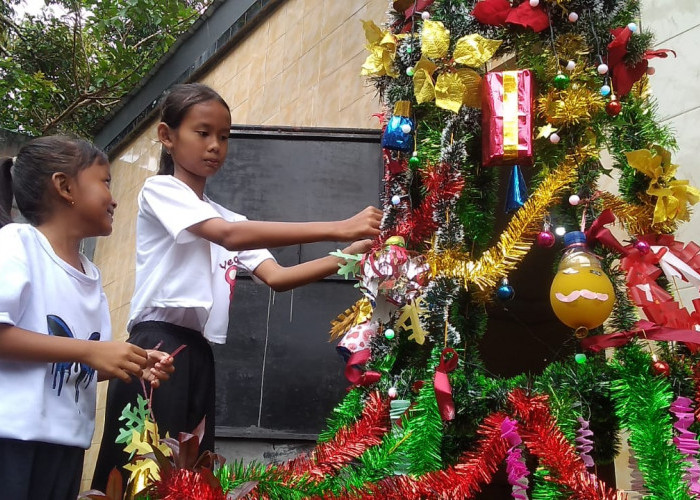 Anak Sekolah Minggu Daur Ulang Botol Bekas Menjadi Hiasan Pohon Natal