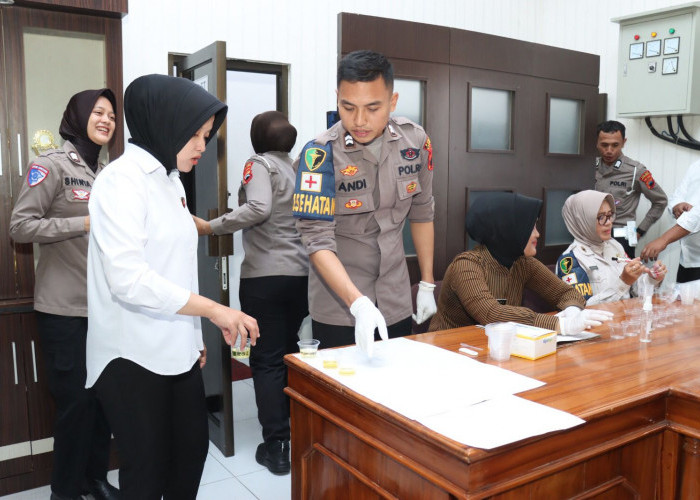 Personel Polres Kebumen Tes Urine Mendadak 