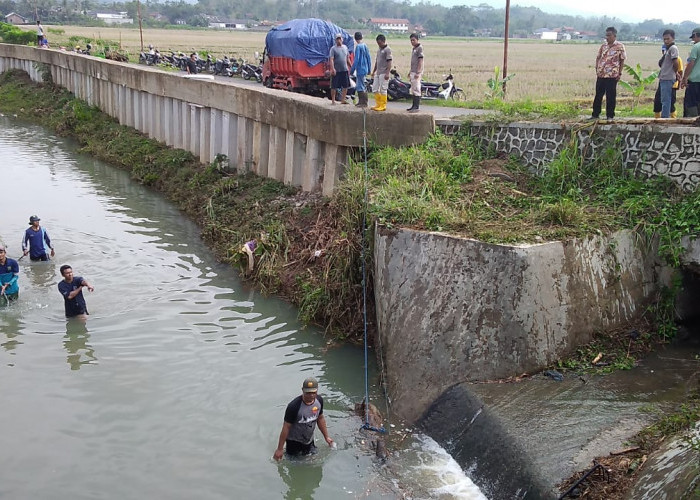 Sampah Menggunung yang Menutup Bangunan Talang di Sungai Angin Mencapai 15 Kubik 