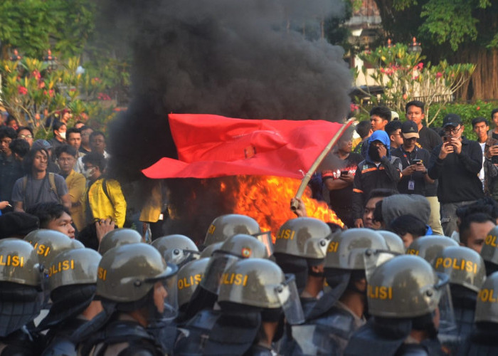 Demo Mahasiswa Tolak Revisi UU Pilkada Ricuh, Wartawan Radar Banyumas Terkena Lemparan