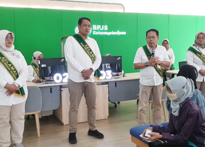 Peringati HPN, Manajemen BPJS Ketenagakerjaan Purwokerto Sapa Pelanggan Setia dan Adakan Donor Darah