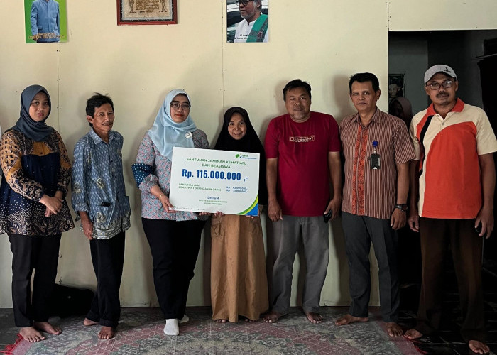 BPJS Ketenagakerjaan Serahkan Santunan Rp115 Juta, Keluarga Penderes di Banyumas Terima JKM dan Beasiswa 