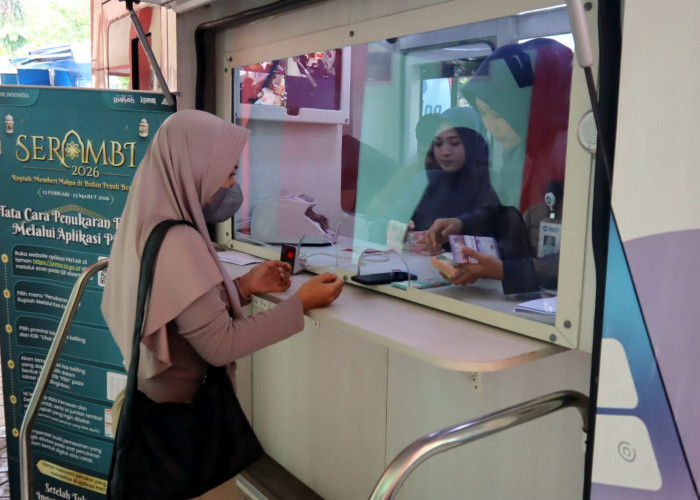 Datang Sejak Pagi Berburu Uang Baru, Warga Antre di GOR Satria Purwokerto Jelang Lebaran