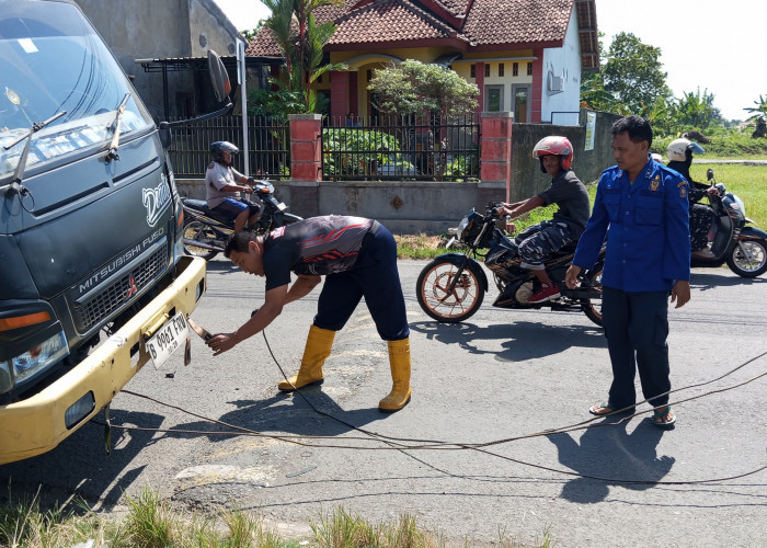 Truk Boks Pengangkut Minuman Terperosok di Galian Kabel Optik di Cilacap