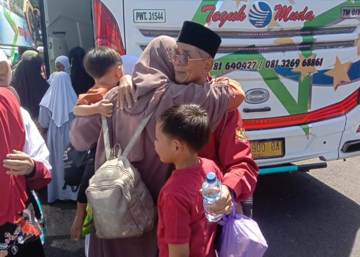 327 Jemaah Haji Tiba Dengan 8 Bus, Komplek Pendapa Dipenuhi Isak Haru