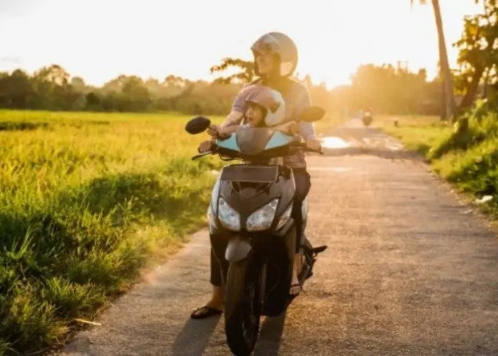 7 Cara Aman Bonceng Anak Balita Pakai Motor Listrik