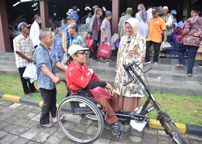 Bupati Salurkan Bantuan kepada 300 Warga