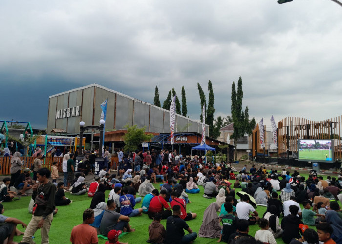 Nobar di Taman Kota Usman Janatin, Ratusan Pendukung Tetap Optimistis Persibangga Lolos Final