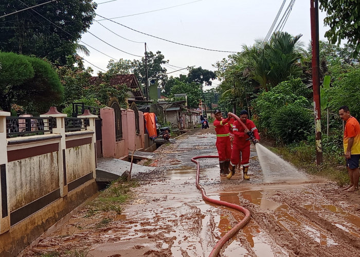 Material Lumpur Tutup Jalan di Cibeunying Majenang