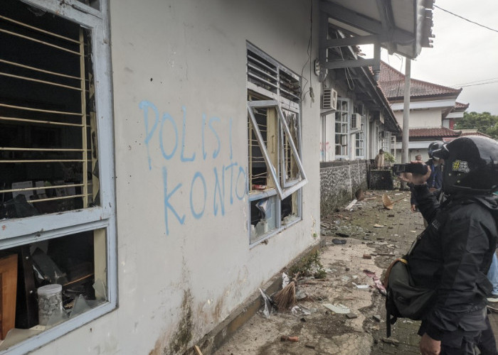 Pagar Dirusak, Tiga Ruangan Kantor Bupati Dihujani Batu