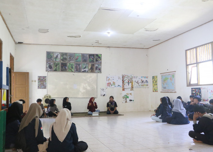 Dosen Amikom dan Mahasiswa Beri Pelatihan Videografi Berbasis Kearifan Lokal di MTs Pakis