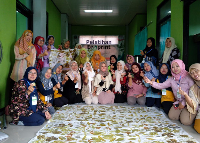 Tati Irawati Bekali Ibu-ibu Fatayat NU Pelatihan Ecoprint 