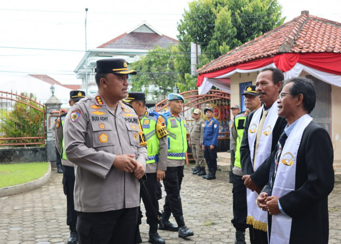 Natal Damai di Cilacap, Polisi Jaga Gereja dan Layani Kesehatan Jemaat