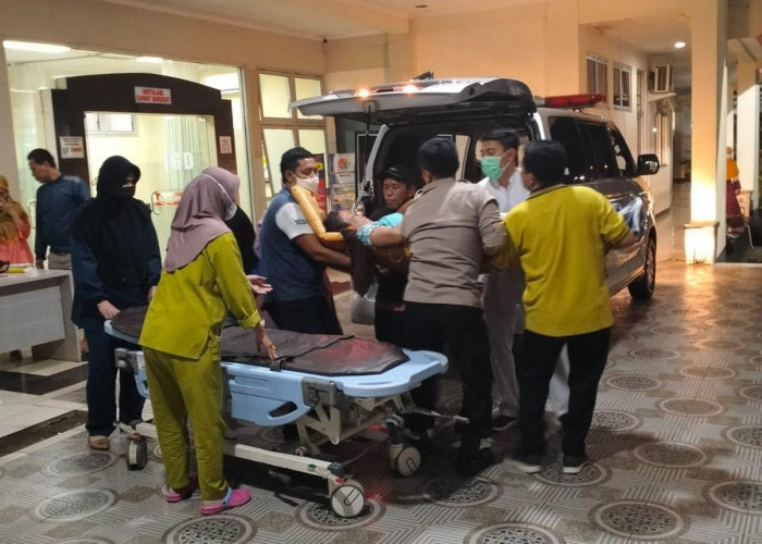 HEROIK! Polisi Jadi Sopir Ambulans Antar Pasien Melahirkan ke Rumah Sakit