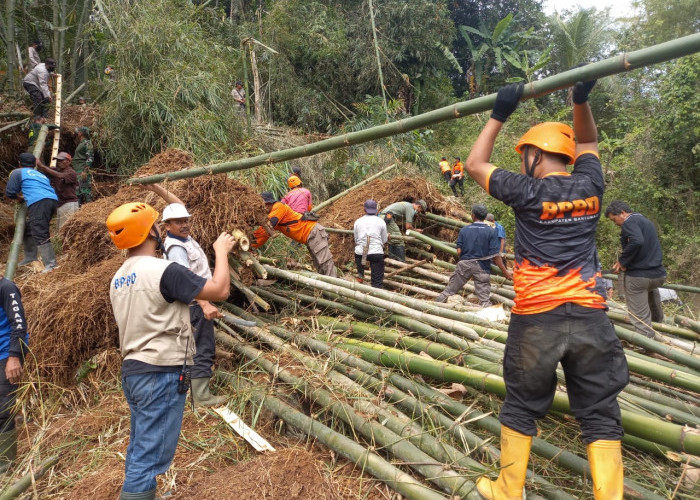 90 Relawan Singkirkan Material Longsor Yang Menutup Aliran Sungai Ente