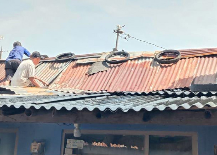 Hujan dan Angin Kencang, Tiga Atap Rumah di Sumampir Purwokerto Utara Terbawa Angin