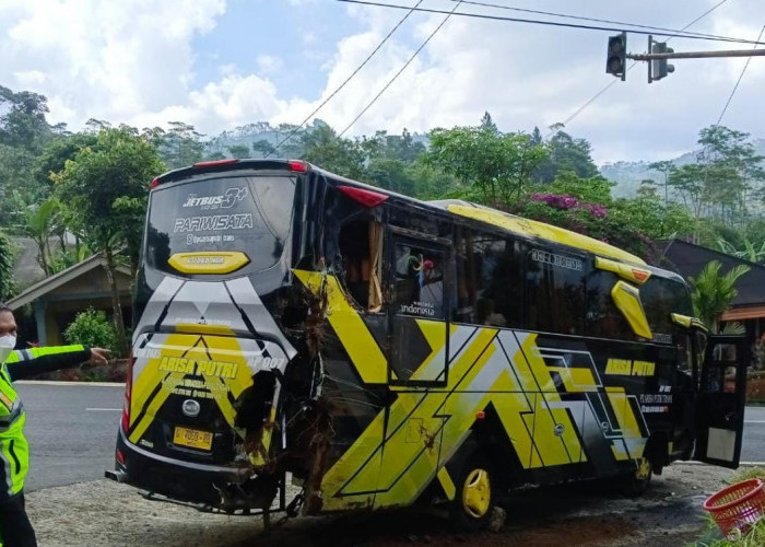 Bus Pariwisata Terguling di Depan Golaga, Enam Luka-luka, Begini Kronologisnya