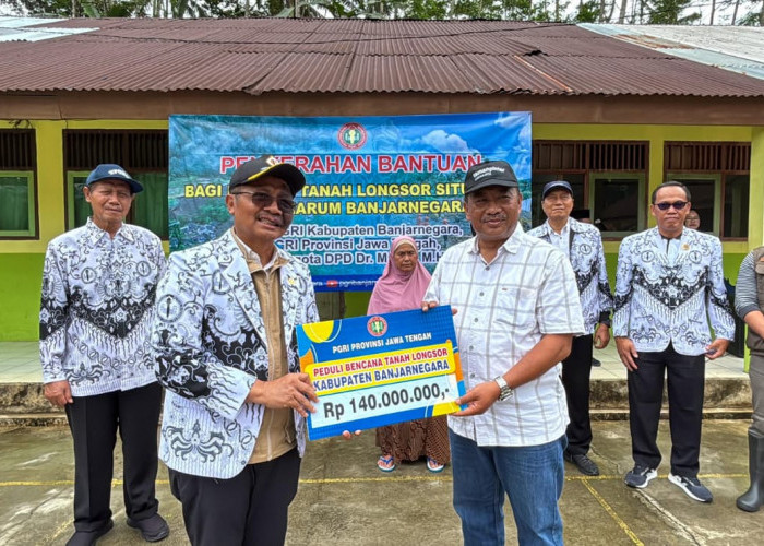 PGRI Serahkan Bantuan Tunai dan Logistik untuk Penyintas Longsor Dusun Situkung