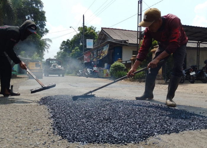 Pondasi Jalan Kuntili-Nusawungu Banyumas Mulai Rontok, Usia Konstruksi Picu Aspal Mudah Rusak dan Berlubang