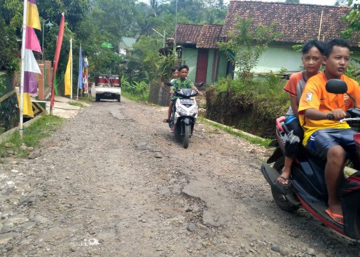 Dua Akses Jalan Kabupaten di Desa Sudimara Rusak