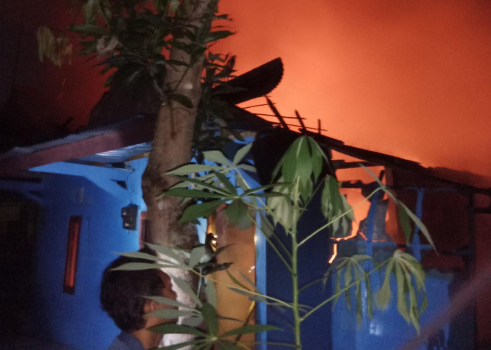 Korsleting Listrik Akibatkan Sebuah Rumah Hangus Terbakar di Teluk Purwokerto Selatan