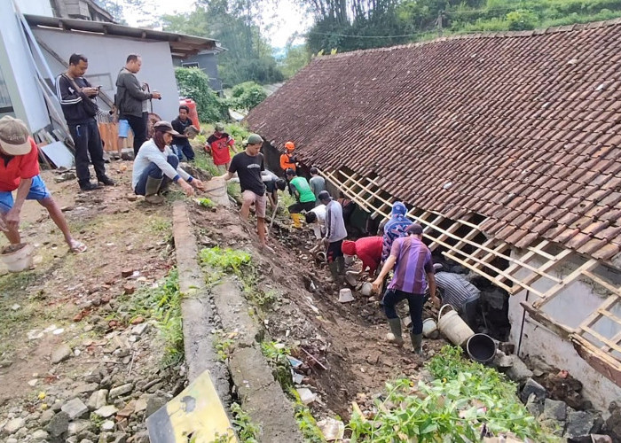 Hujan Deras Picu Longsor di Karangkobar Banjarnegara, Dua Ruang Kelas MI Rusak Parah