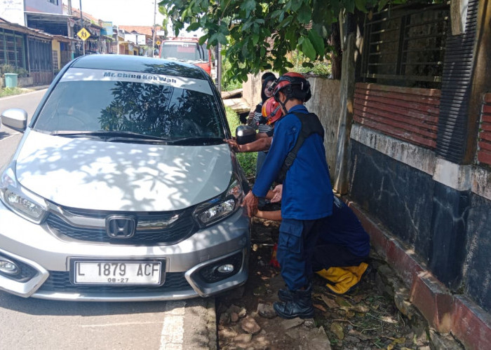 Damkar Kroya Evakuasi Mobil Terperosok di Jalan Bhayangkara Kroya Cilacap 