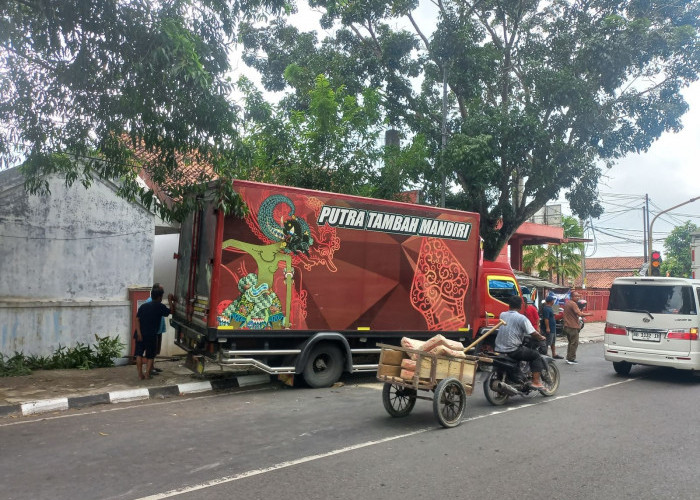 Rem Gagal Berfungsi, Truk Terperosok ke Selokan di Jalan Setiabudi Cilacap