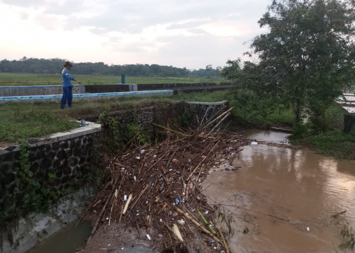 Sampah yang Tersangkut di Bangunan Talang yang Ada di Atas Sungai Angin, Berpotensi Picu Banjir 