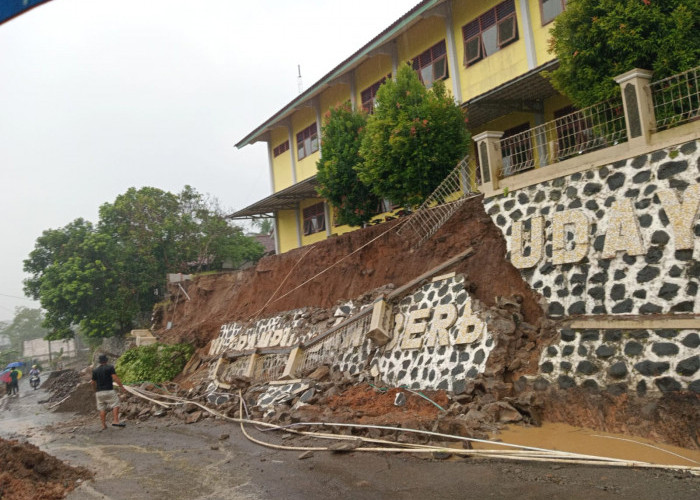 Hujan Deras, Bangunan Talud SMP N 3 Wanareja Cilacap Ambruk