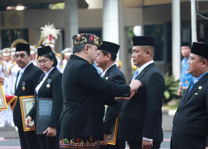 Arif Sugiyanto Dianugerahi Satyalencana Wira Karya