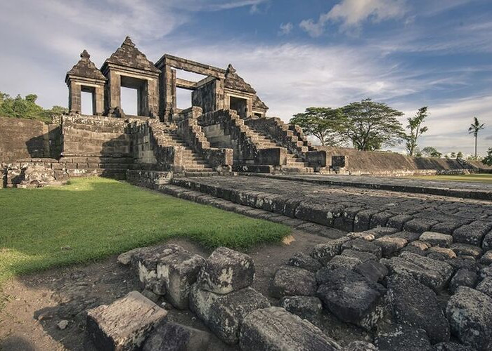 Menikmati Pemandangan Memukau di Candi Ratu Boko Yogyakarta