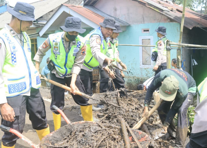 Banjir Bandang di Kecamatan Mrebet dan Karangreja, Polres Purbalingga Terjunkan Pleton Siaga Bhayangkara