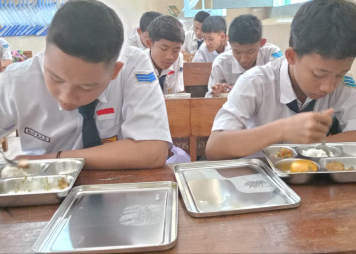 Siswa SMPN 8 Cilacap Antusias Pelaksanaan Hari Pertama Program Makan Bergizi Gratis