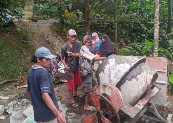 Strong, Emak-emak di Watuagung Cor Jalan