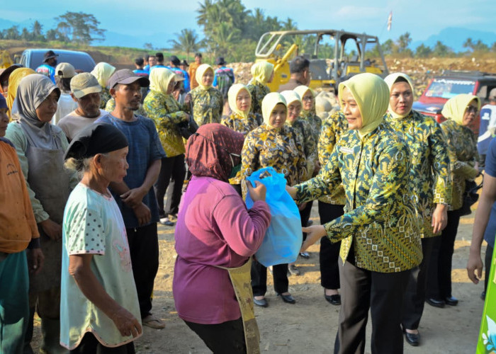 Pemulung hingga Petugas TPA Winong Dapat 150 Paket Sembako dari Kejati Jateng