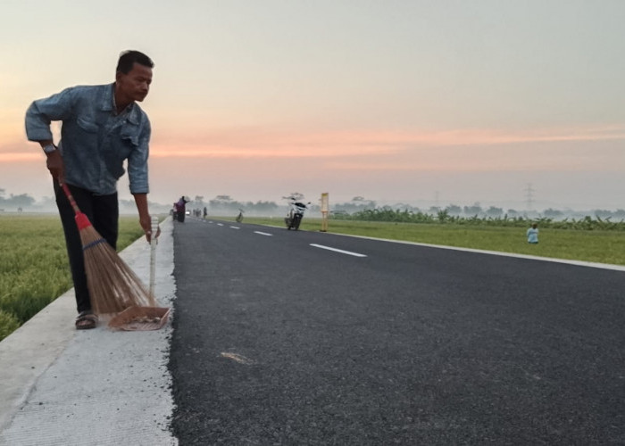 Petugas Kebersihan Jaga Jalur Pandak-Sibalung Banyumas, Sampah Disapu Siang Malam demi Kenyamanan Pengunjung