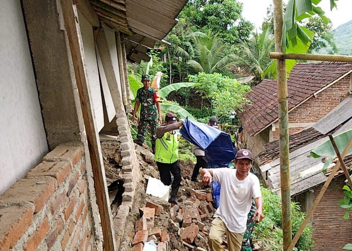 Hujan Deras Picu Longsor di Alian, Satu Rumah Warga Rusak