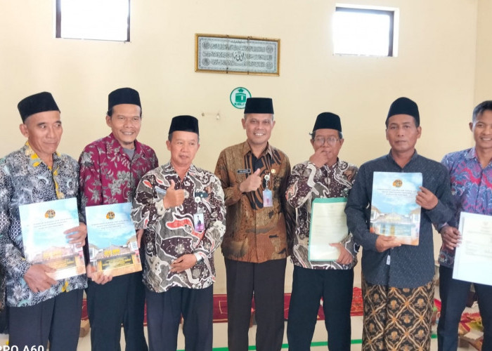 Kankemenag Kebumen Serahkan 14 Sertifikat Tanah Wakaf