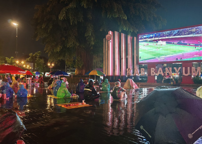Diguyur Hujan, Warga Purwokerto Tetap Nobar Dukung Timnas di Alun-alun