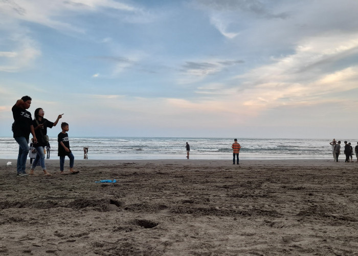 Wisatawan Diminta Waspada, Ada Potensi Gelombang Tinggi di Pesisir Cilacap 